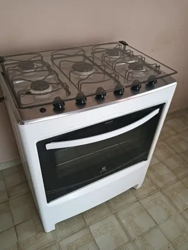 Vendo um fogão de 5 bocas da marca Electrolux