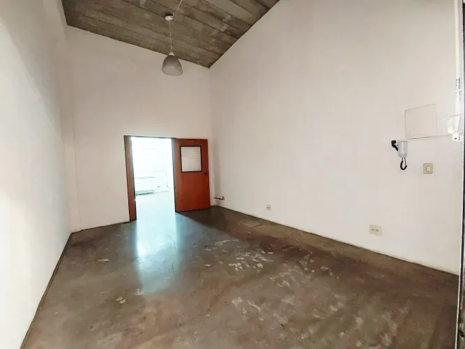 Ótima sala com pé direito de 5m para aluguel possui 40 m2 em Parque São George - Cotia -