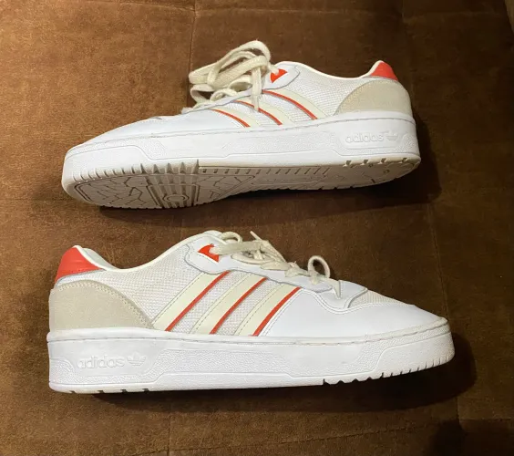 Tênis adidas branco e vermelho n43 Rivalry low