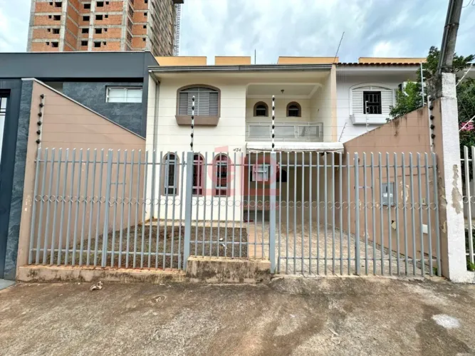 Sobrado para locação na Zona 03 em Maringá com excelente localização e o conforto ideal pa
