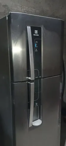Vendo essa geladeira Electrolux frosfre conservadossima não tem marcas de uso nenhuma fuci