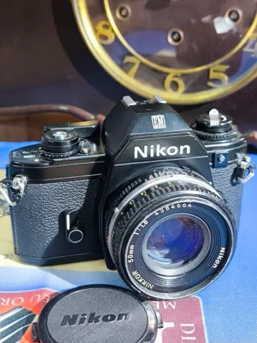 Nikon EM com lente
