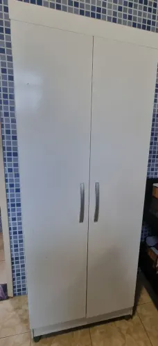Armário multiuso com pés 
