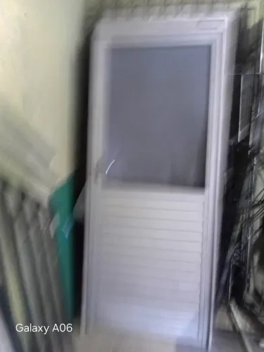 Venho porta de alumínio 1.98 de alt.por 83 larg.