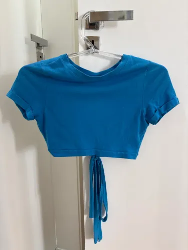 Cropped Azul com abertura nas costas