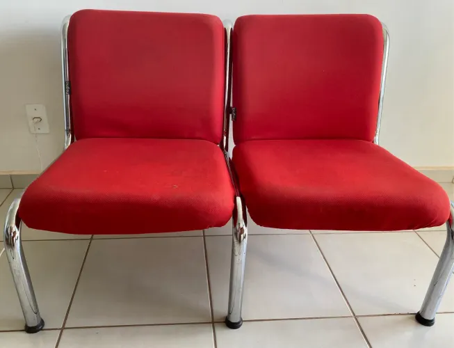 Sofá vermelho com estrutura cromada