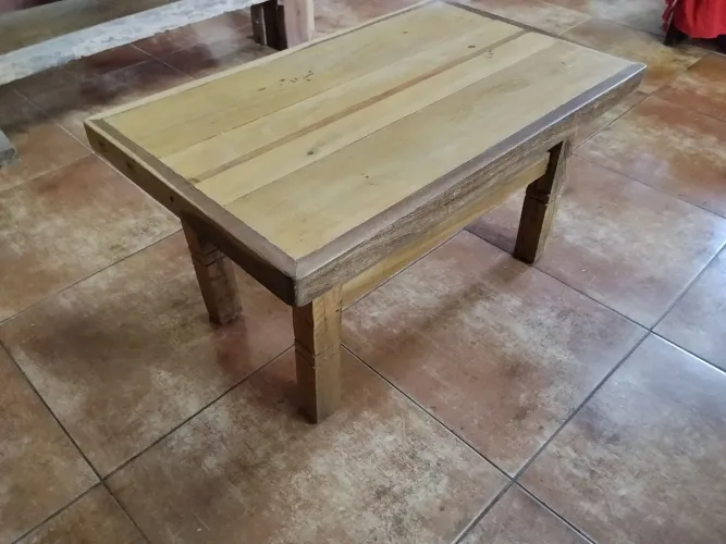 Mesinha de sala feita com madeira de demolição
