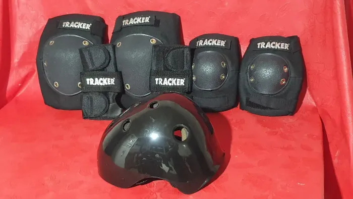 Kit de proteção Tracker capacete joelheiras cotoveleiras proteção de punho