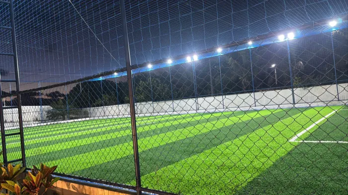 Campo de grama sintética com toda estrutura