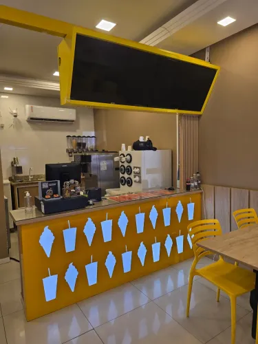 Painel com 2 tvs smart de 32'' cada