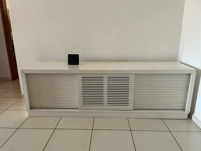 Rack para TV branco com portas de correr - bom estado
