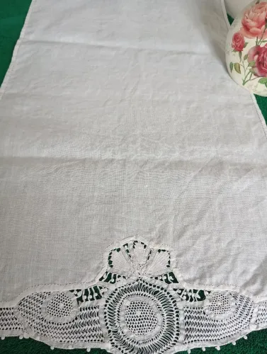 Toalha para lavabo em linho branco com renda renascença bordado artesanal.