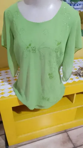 Blusa feminina verde abacate com bordadinhos serve M desapego