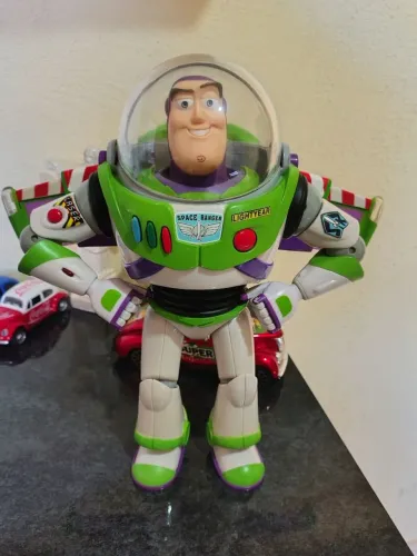 Boneco buzz lightyear signature collection toy story ler descrição 