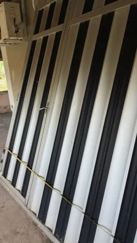 Portão de alumínio com porta social