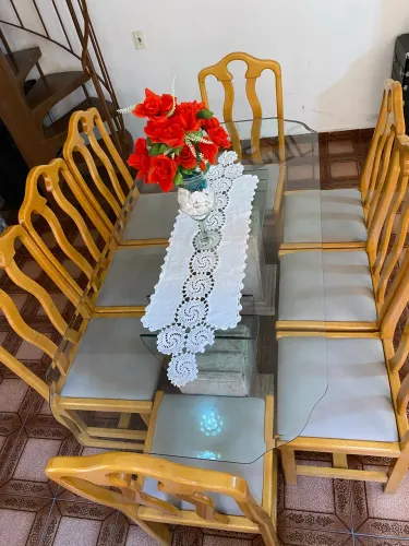 Mesa com tampo de vidros e 8 cadeiras