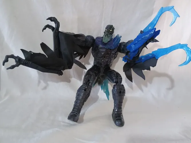 Boneco extroyer da colecao Maxsteel precisa de reparos