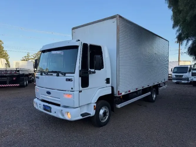 Ford Cargo 816 2013 - Baú assoalho em chapa de ferro