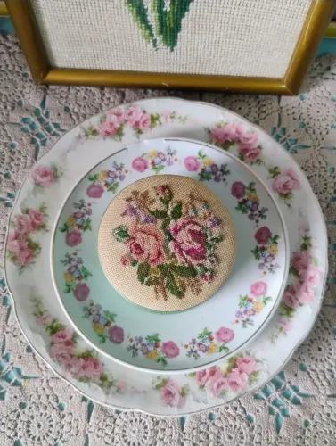 Caixa de madeira antiga tampa bordado Petit Point 