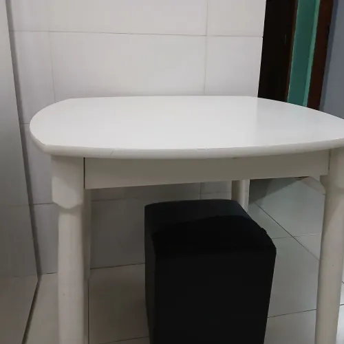 Mesa tamanho 80×80 altura 75 centímetro.