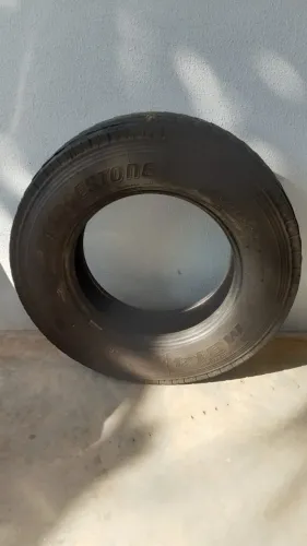 Par de Pneus 215/75 R17.5 Bridgestone M814 - Bom Estado