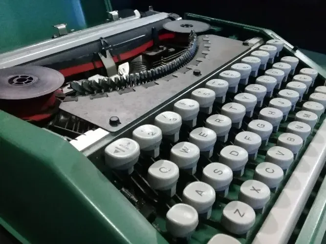 máquina de escrever Olivetti Lettera 82