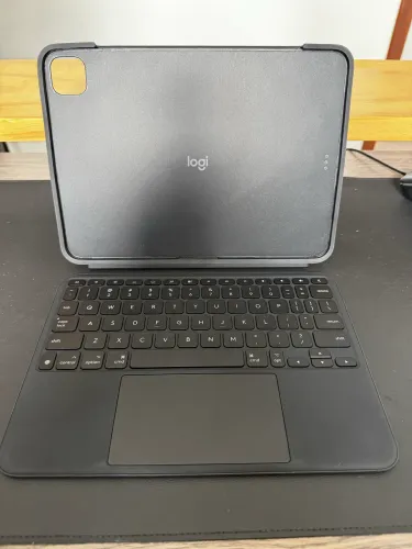 Teclado Logitech Combo Touch para iPad Pro 11 (M4 e M5)