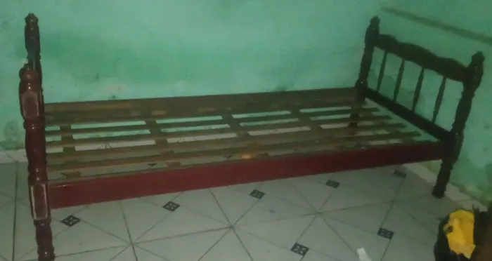 Cama de madeira (pura) + colchão
