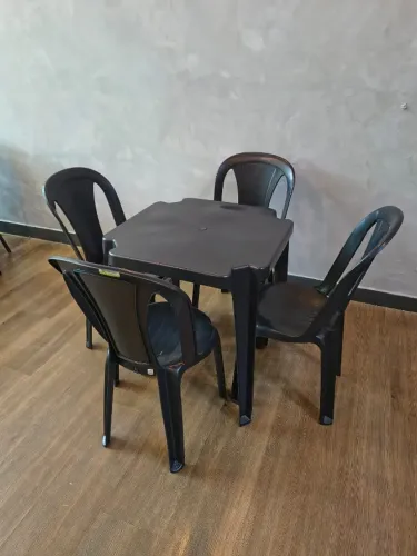 Jogo de Mesa e cadeiras de plástico 182 kg