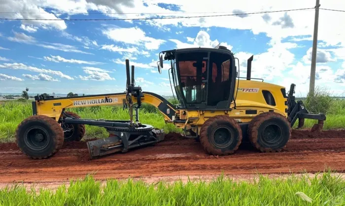 Motoniveladora New Holland RG170 ano 2012, com motor e transmissão novos, em SP