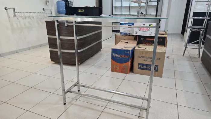 Mesinha de centro para loja de roupa