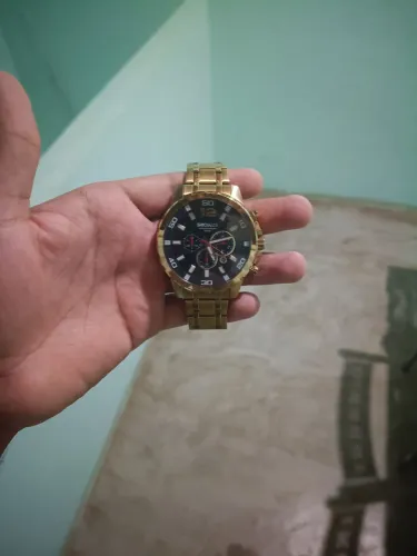 Relógio original , aprova de água , só dá um polimento