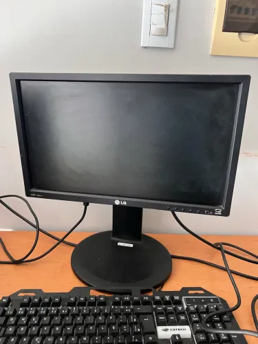 Monitor + teclado gamer 