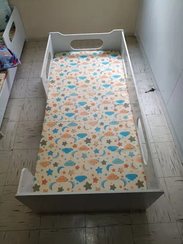 Cama infantil com colchão e sapateira