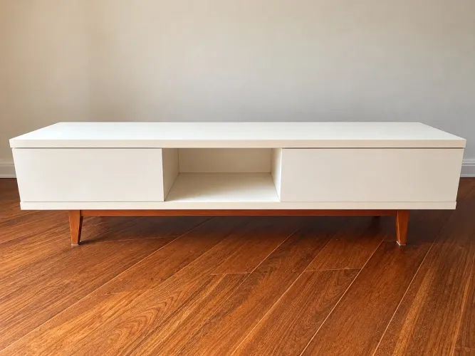 Rack para TV Branco com Pés Amadeirados