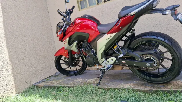 MOTO FZ25 VERMELHA GOIÂNIA