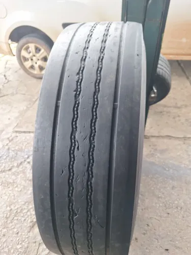 Pneu 295 80R22.5 Bridgestone (usado