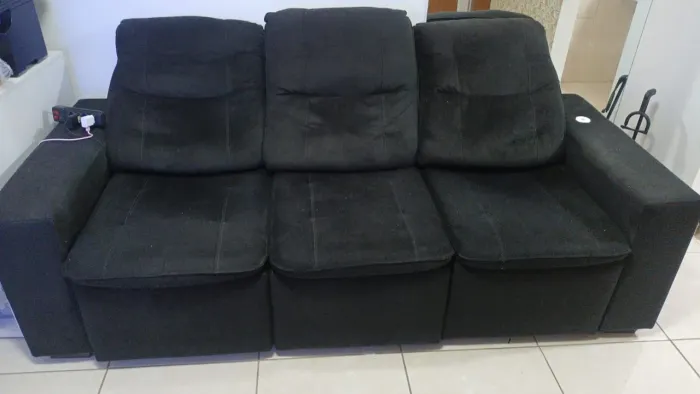 Sofá preto retrátil 3 lugares