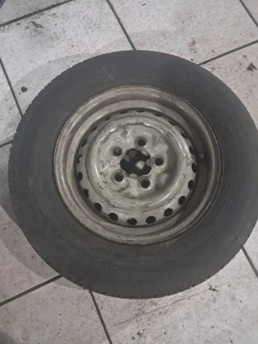 Roda de kombi com pneu meio vida