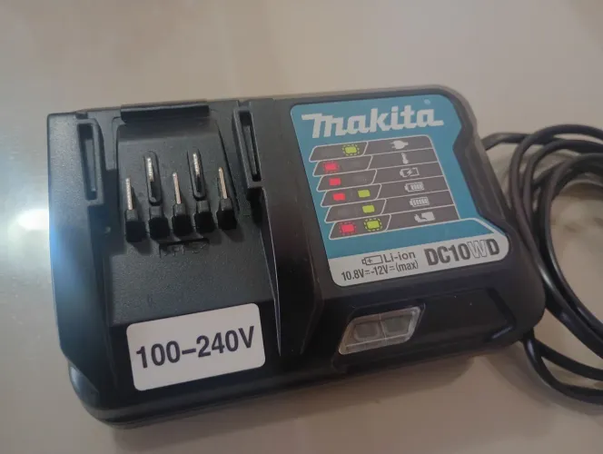 Carregador de bateria de lítio Makita 10,8V-12V modelo DC10WD ORIGINAL Makita.<br>Bivolt
