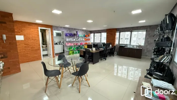 Sala Comercial Mobiliada em Andar Alto no Condomínio Icon