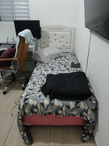 Cama feminina rosa confortável mas com colchão um pouco manchado pelo tempo, tem cabeceira