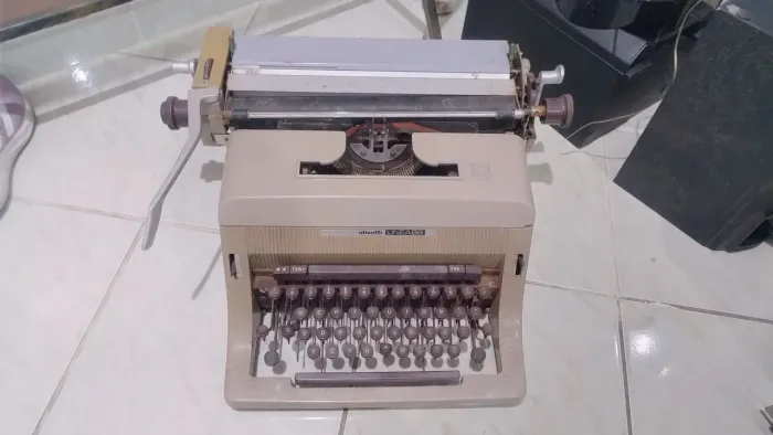 Máquina de escrever Olivetti Linea 88 no estado