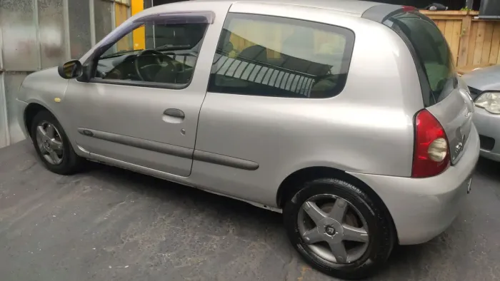 Renault Clio Hi-flex 1.0 16V 3P 2011