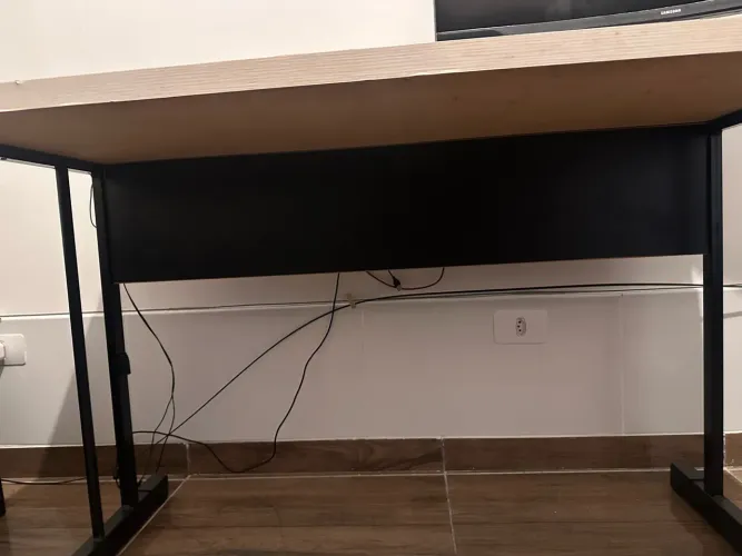 Mesa de computador / escritório com estrutura de ferro