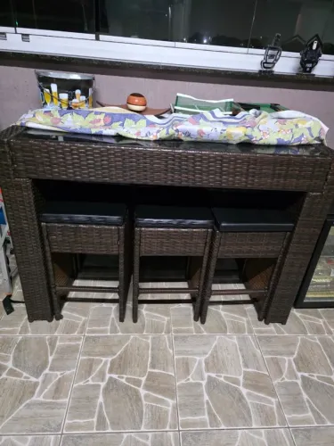 Conjunto mesa trançada com 4 bancos embutidos 