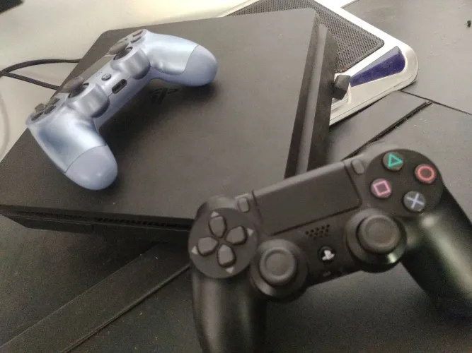 Playstation 4 slim 2 controles Rs1755,00