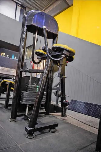 Glúteos Máquina  Regulagem de altura no peitoral e nas pernas 