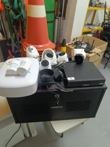 SISTEMA DE CÂMERAS E ALARME INTELBRAS