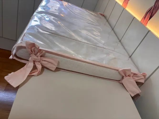 Trocador de bebê branco com detalhes rosas